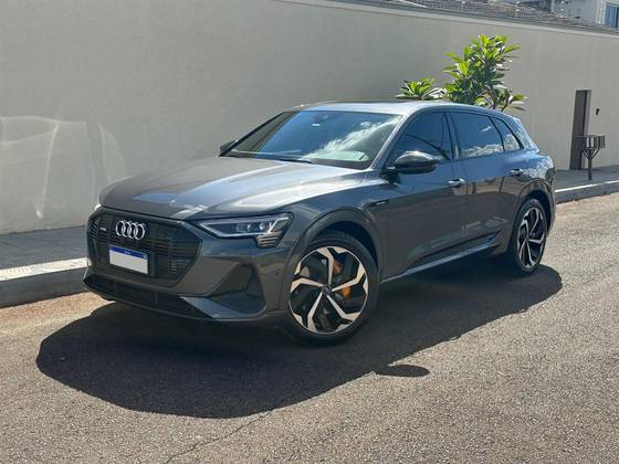 AUDI E-TRON ELÉTRICO PERFORMANCE BLACK QUATTRO